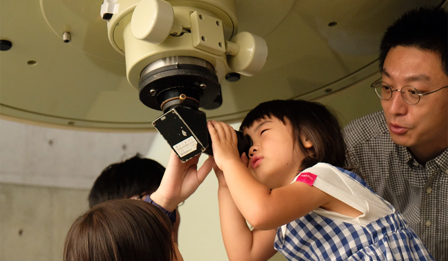 望遠鏡を覗いている様子