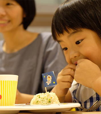 子どもがご飯を食べている様子